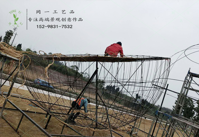 稻草工艺品大型水果造型现场制作中