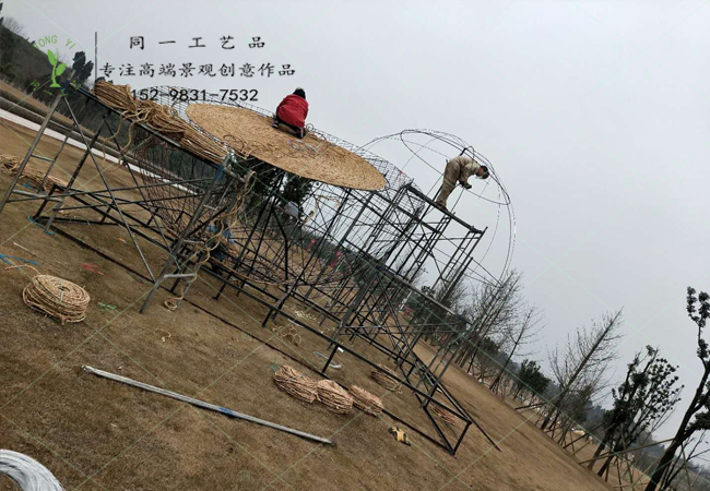 稻草工艺品大型水果造型现场制作中