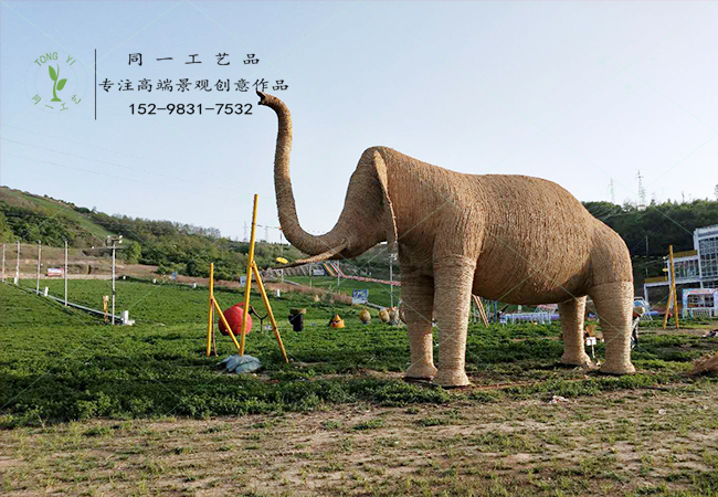 大型草雕大象造型