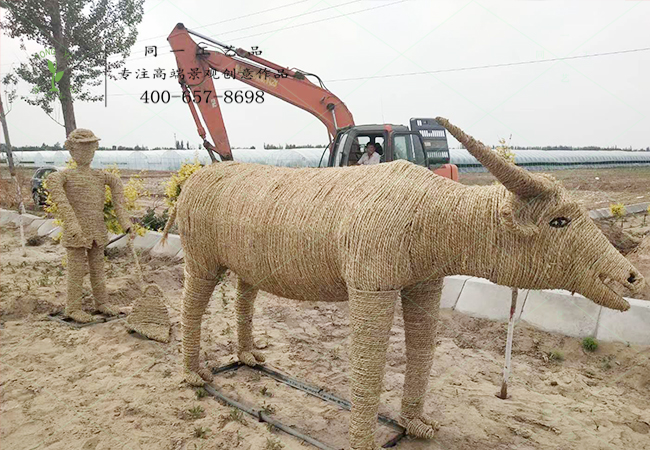 内蒙古客户稻草工艺品牛耕田造型案例图