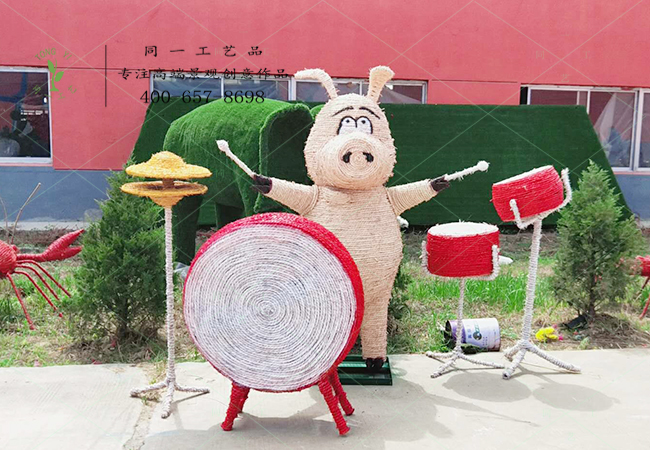 稻草工艺品卡通猪打架子鼓造型