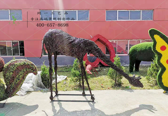 同一工艺品新品藤编长颈鹿低头造型