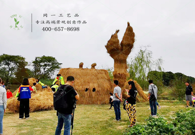 稻草工艺品大型草雕螃蟹造型