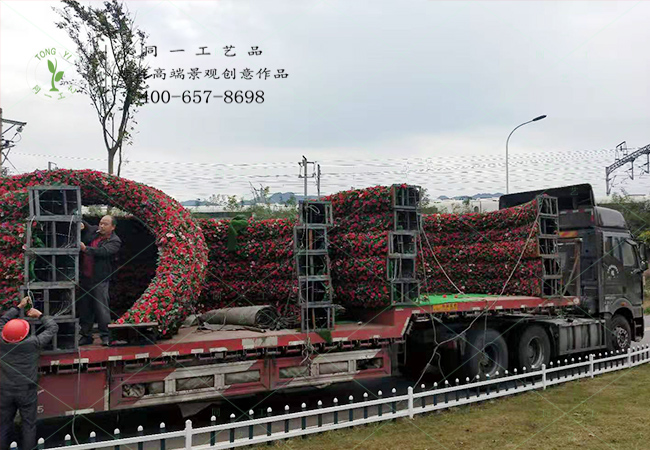 仿真绿雕绢花拱门现场卸货 仿真绿雕绢花拱门现场卸货