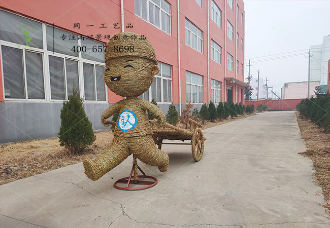 稻草工艺品小孩拉车