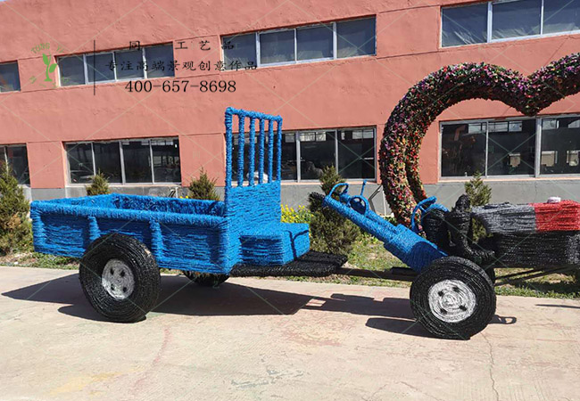 稻草工艺品拖拉机造型