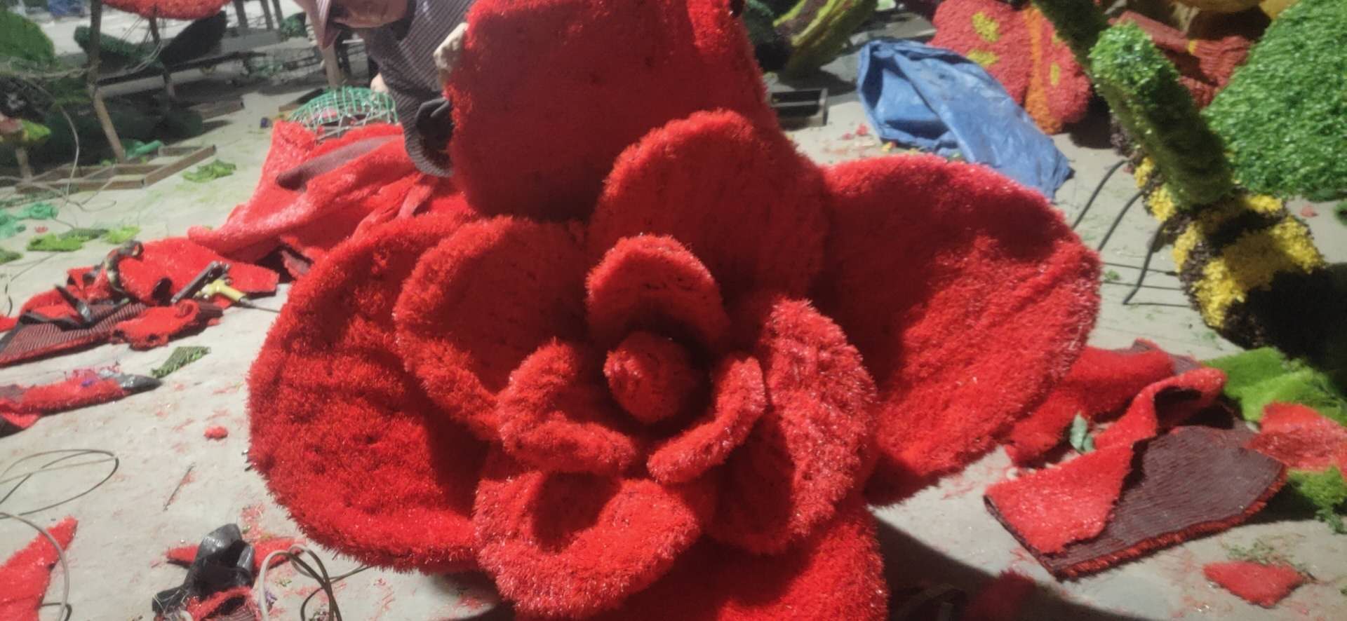 仿真绿雕产品加班制作中 仿真绿雕产品加班制作中